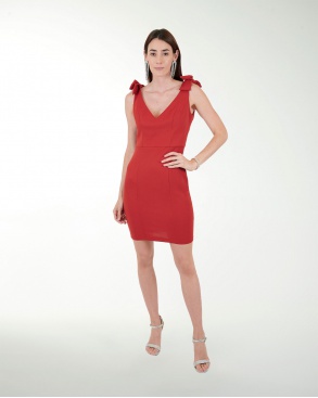 VESTIDO CASUAL LISO CON RECTO  MOÑO  EN HOMBROS