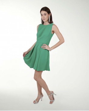 VESTIDO CASUAL LISO CON TABLONES EN LA FALDA