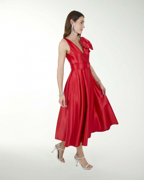 VESTIDO CC SATIN STRECH CON FLOR EN ESCOTE