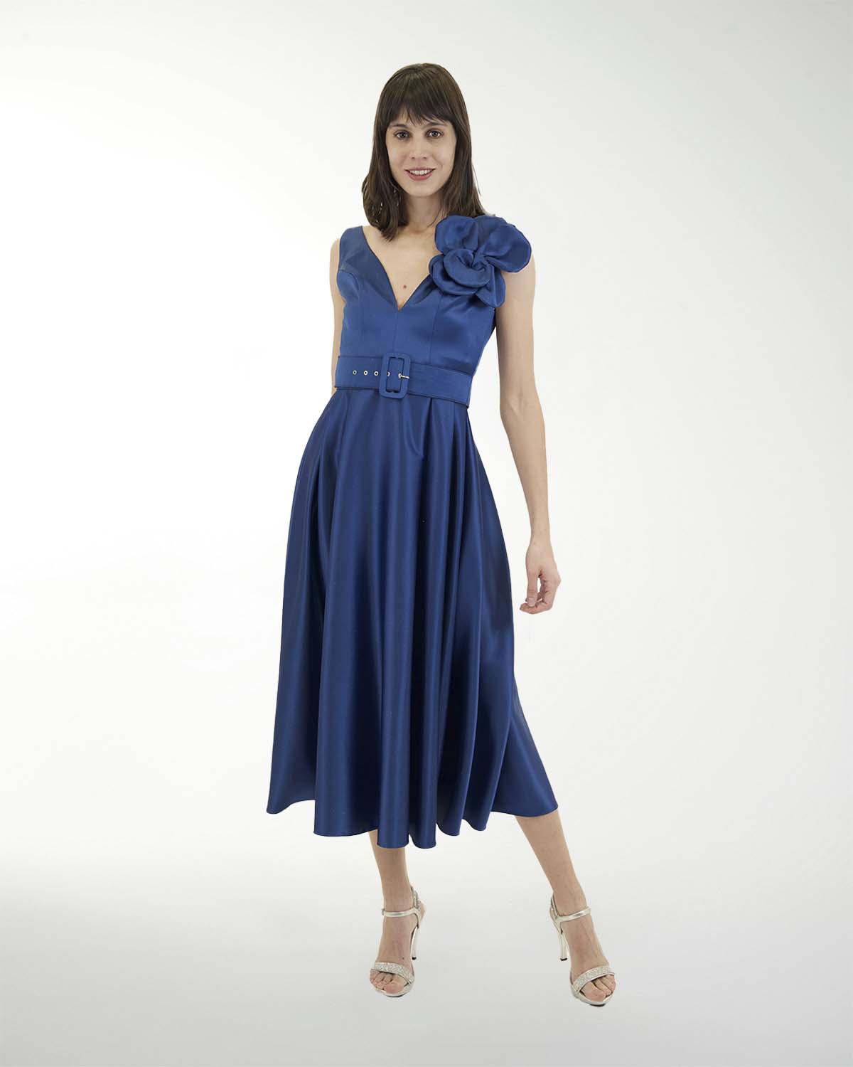 VESTIDO CC SATIN STRECH CON FLOR EN ESCOTE VESTIDO CC SATIN STRECH CON FLOR EN ESCOTE