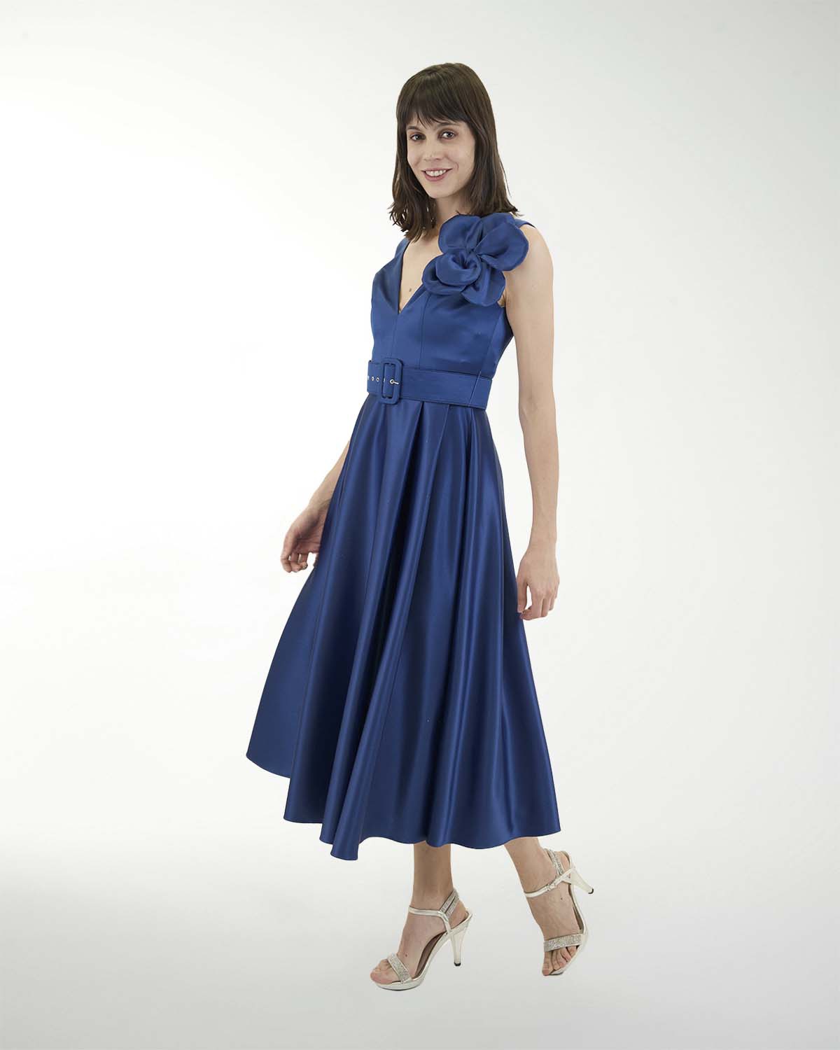 VESTIDO CC SATIN STRECH CON FLOR EN ESCOTE VESTIDO CC SATIN STRECH CON FLOR EN ESCOTE