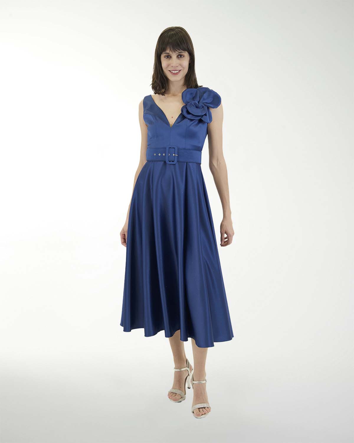 VESTIDO CC SATIN STRECH CON FLOR EN ESCOTE VESTIDO CC SATIN STRECH CON FLOR EN ESCOTE