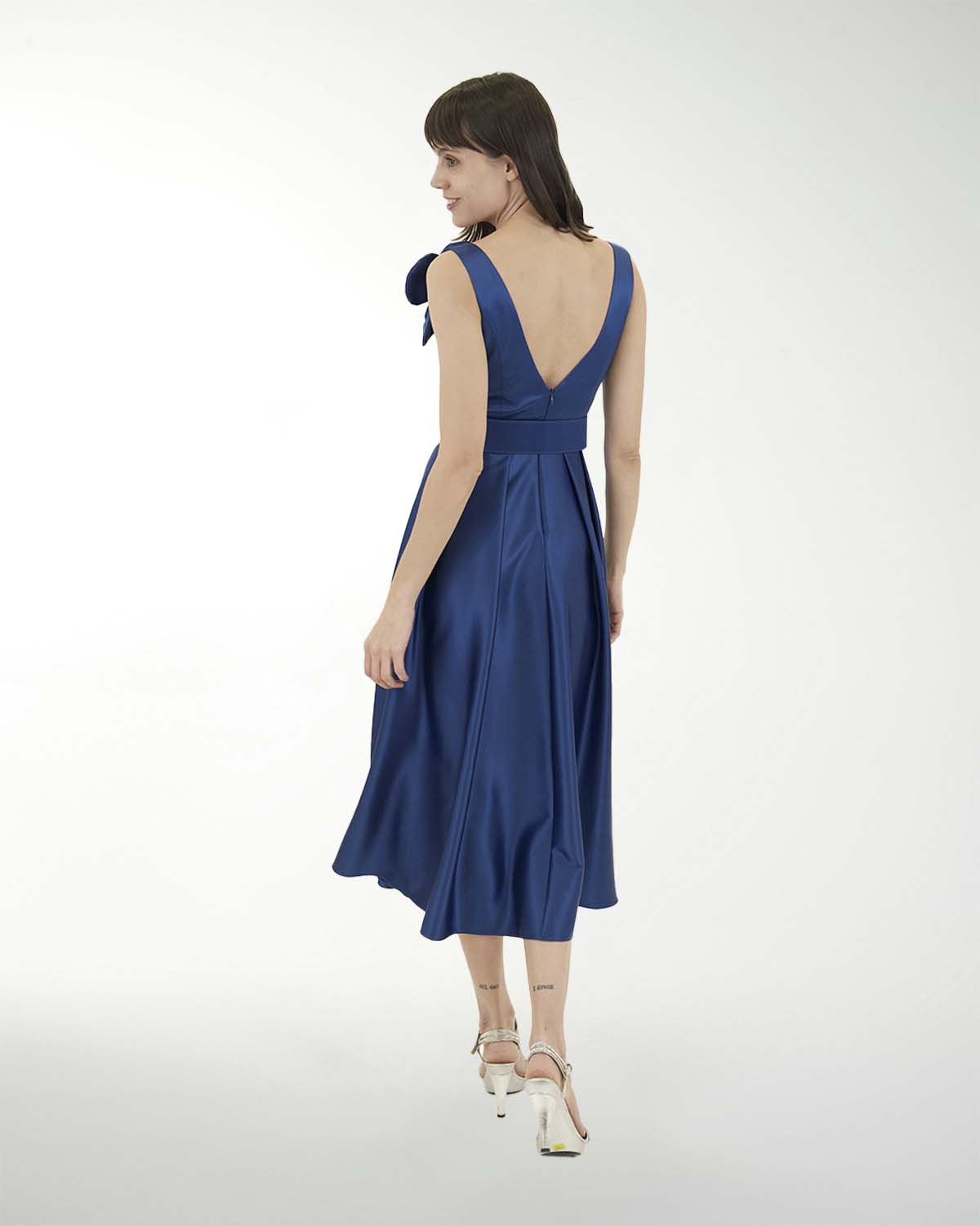 VESTIDO CC SATIN STRECH CON FLOR EN ESCOTE VESTIDO CC SATIN STRECH CON FLOR EN ESCOTE