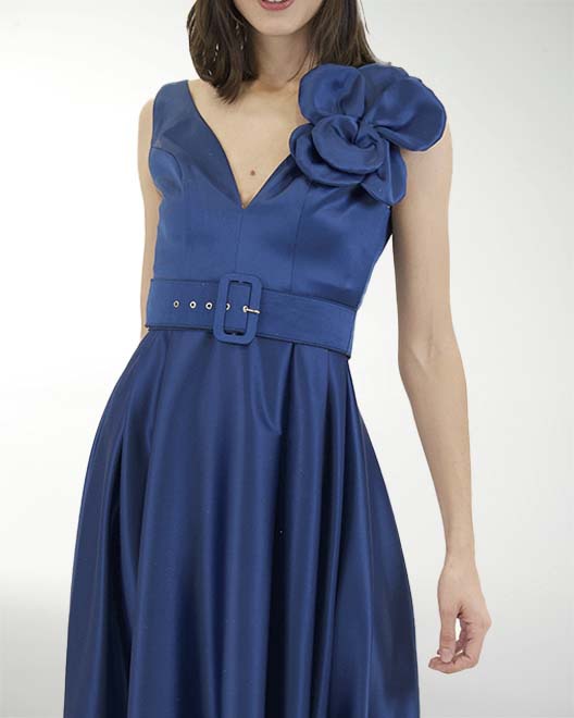VESTIDO CC SATIN STRECH CON FLOR EN ESCOTE VESTIDO CC SATIN STRECH CON FLOR EN ESCOTE