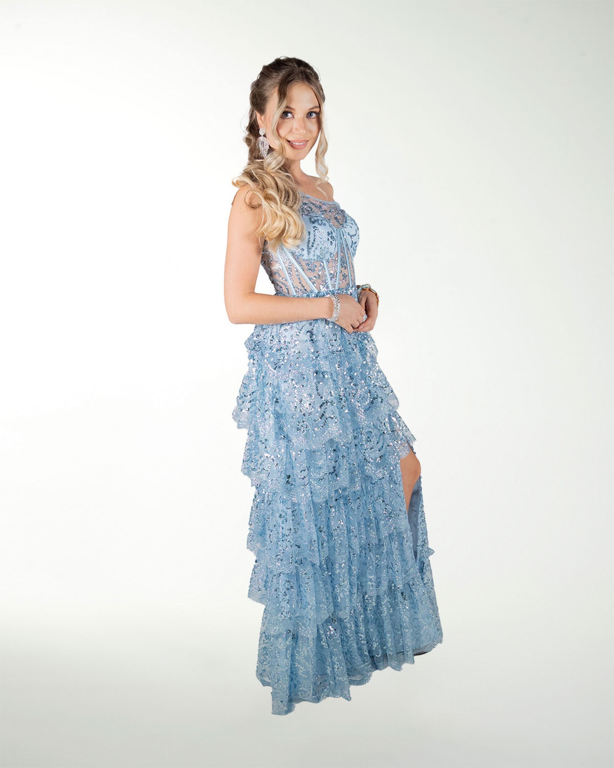VESTIDO CL DE UN HOMBRO CON OLANES EN FALDA