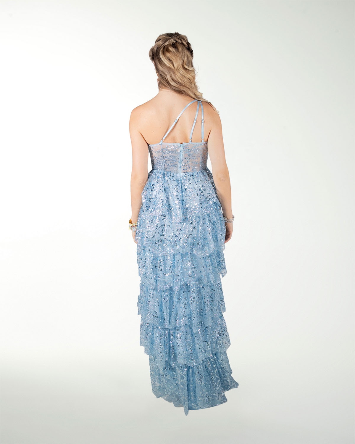 VESTIDO CL DE UN HOMBRO CON OLANES EN FALDA