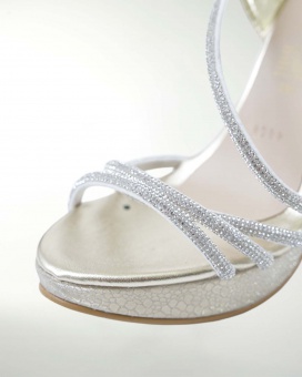 ZAPATO DE FIESTA CON DETALLE DE BRILLO