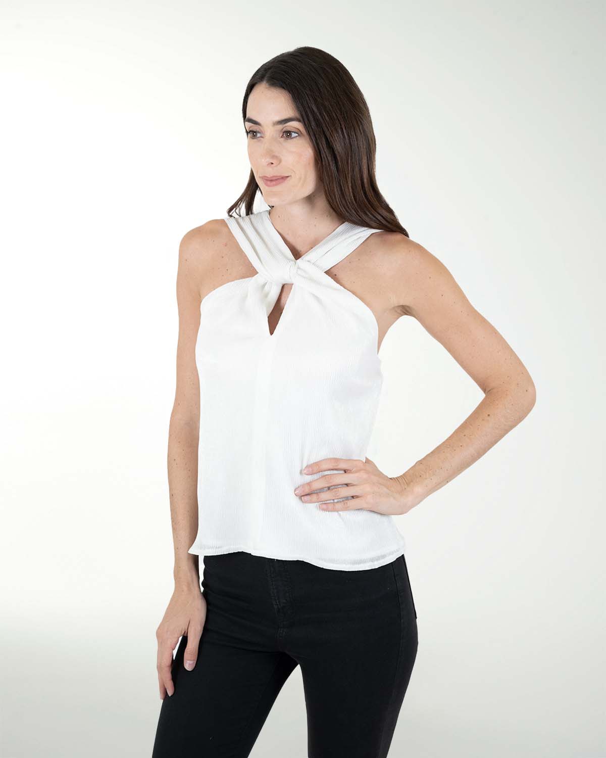 BLUSA HALTER CON NUDO EN ESCOTE BLUSA HALTER CON NUDO EN ESCOTE