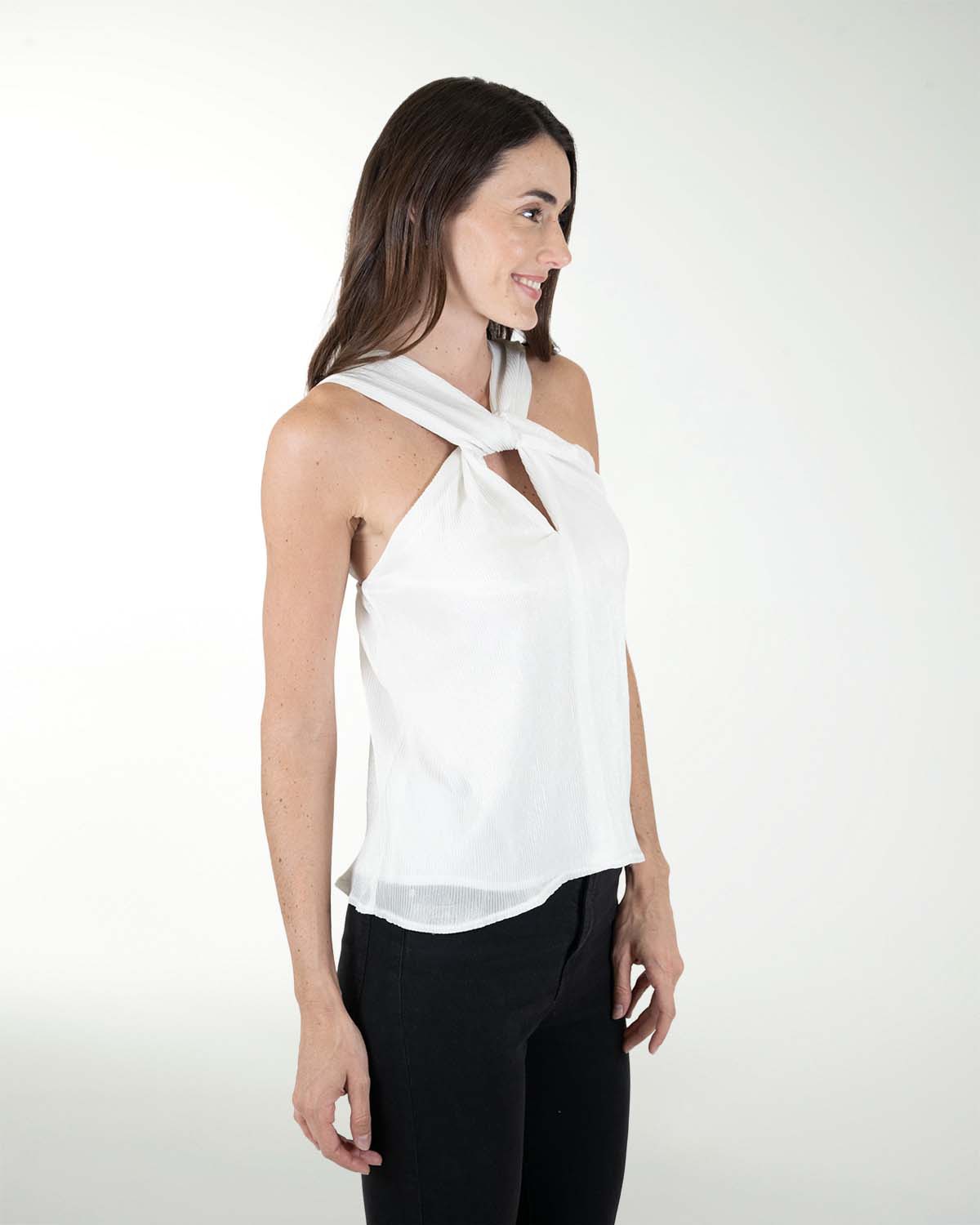 BLUSA HALTER CON NUDO EN ESCOTE BLUSA HALTER CON NUDO EN ESCOTE