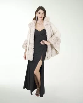 CAPA CON PELO EN CUELLO Y MANO