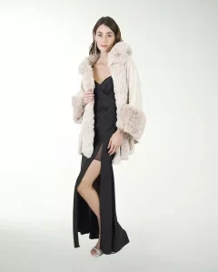 CAPA CON PELO EN CUELLO Y MANO