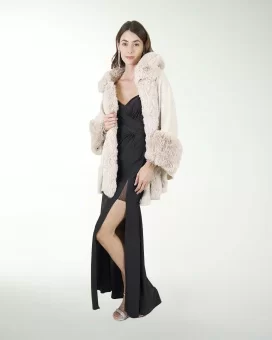 CAPA CON PELO EN CUELLO Y MANO