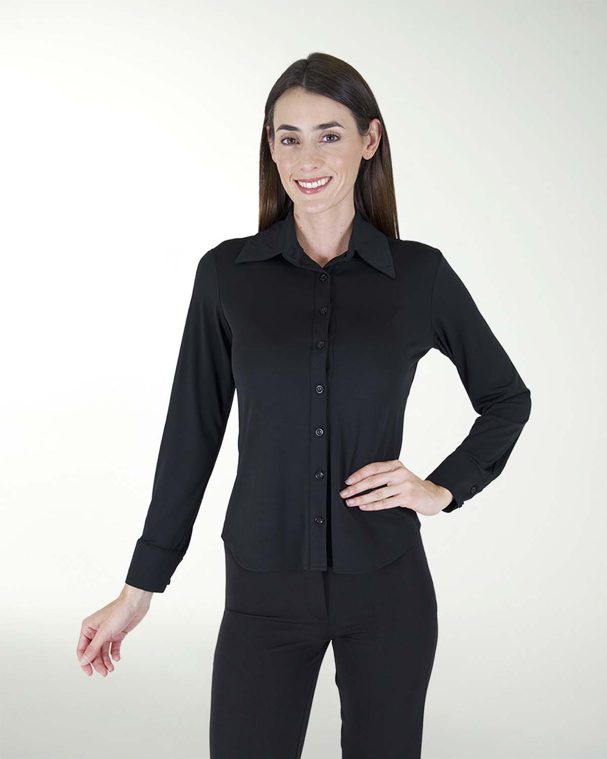 BLUSA CON CUELLO CAMISERO MANGA LARGA BOTON EN PUÃOS