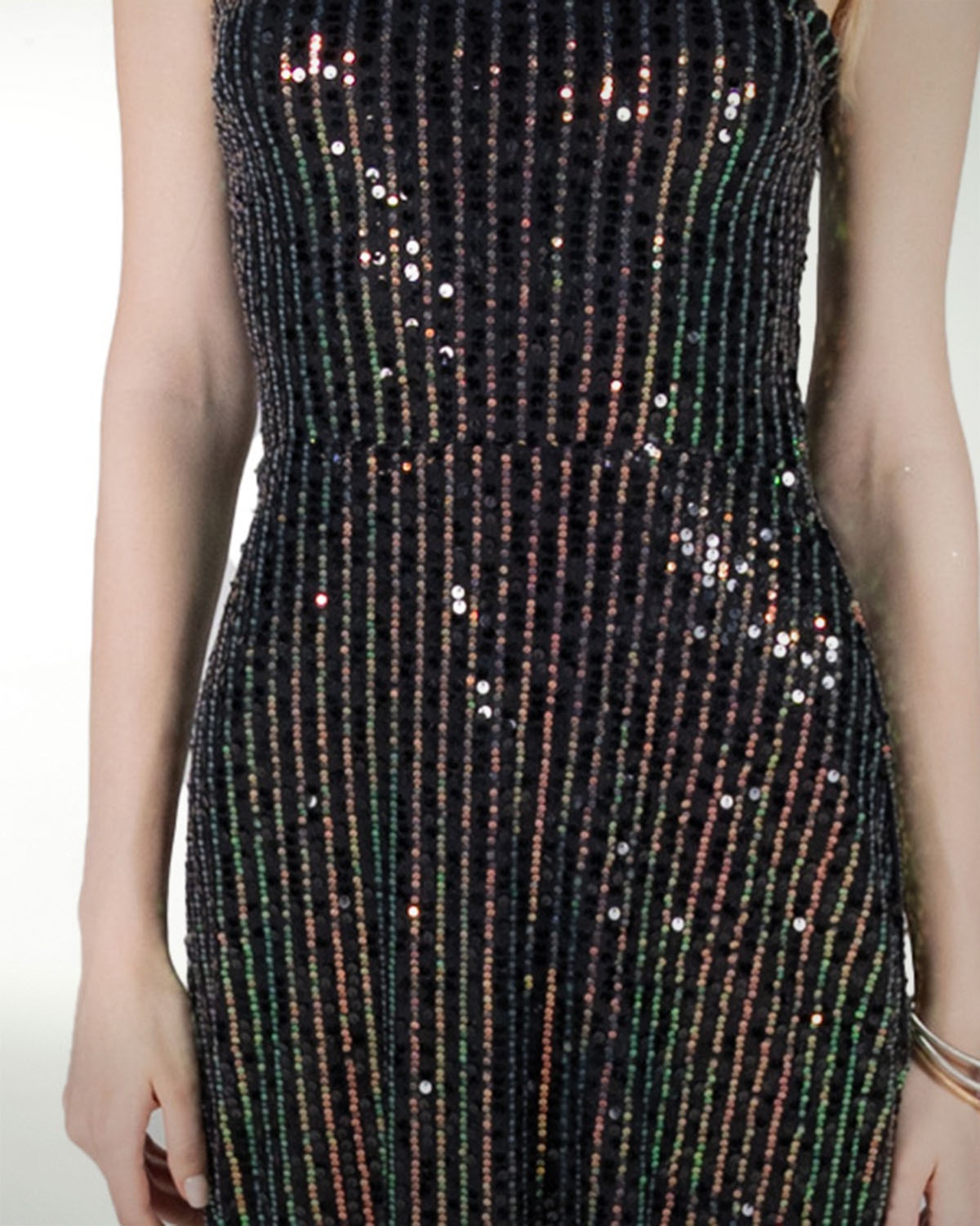 VESTIDO ENTALLADO CON ABERTURA VESTIDO ENTALLADO CON ABERTURA