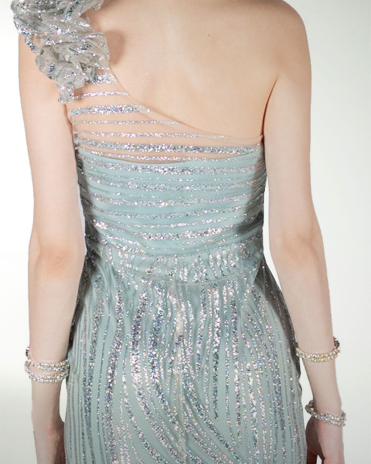 VESTIDO CL DE UN HOMBRO CON ADORNO VESTIDO CL DE UN HOMBRO CON ADORNO