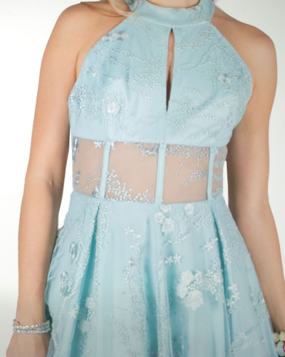 VESTIDO CL HALTER EN TELA BORDADA VESTIDO CL HALTER EN TELA BORDADA