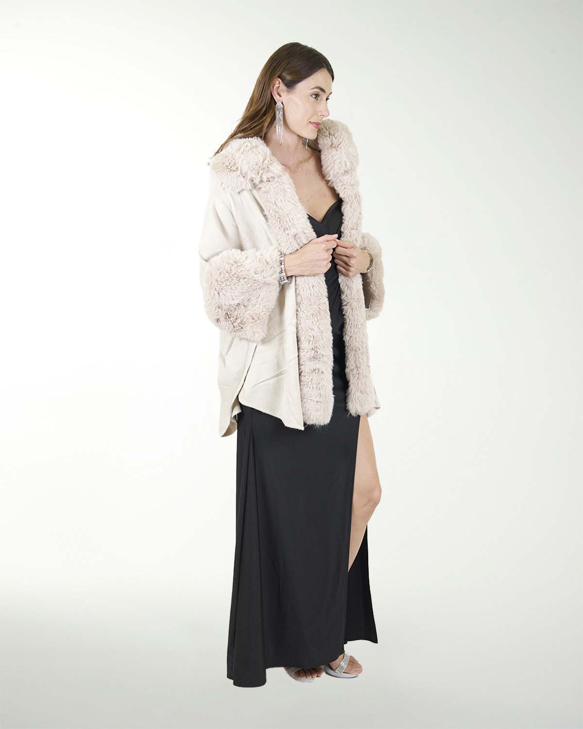 CAPA CON PELO EN CUELLO Y MANO