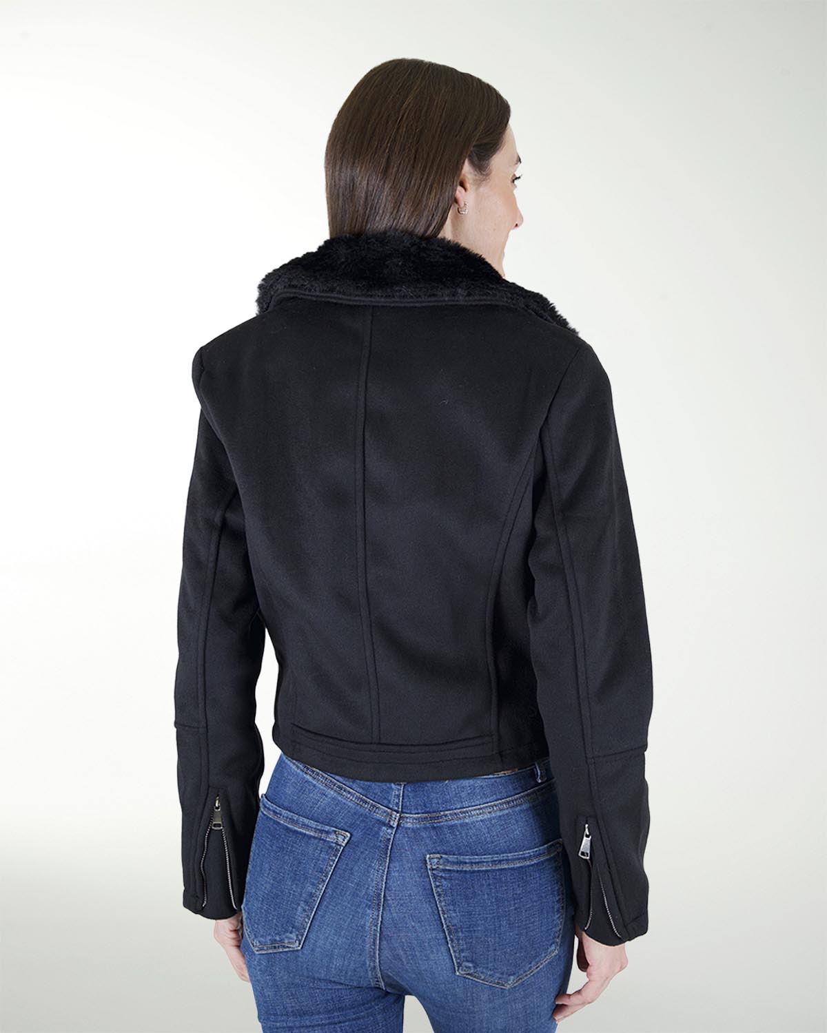 CHAQUETA CORTA CON PELO SINTETICO