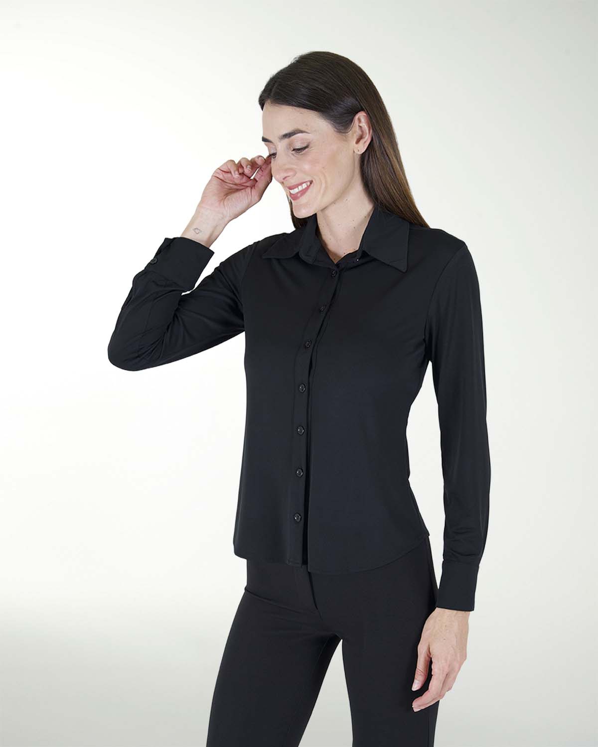 BLUSA CON CUELLO CAMISERO MANGA LARGA BOTON EN PUÃOS