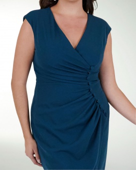 VESTIDO TV CREPE LISO  CON BOTONES Y DRAPEADO