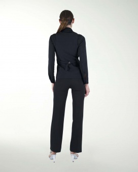 CHALECO CON DOS VIVOS Y AJUSTE EN LA ESPALDA