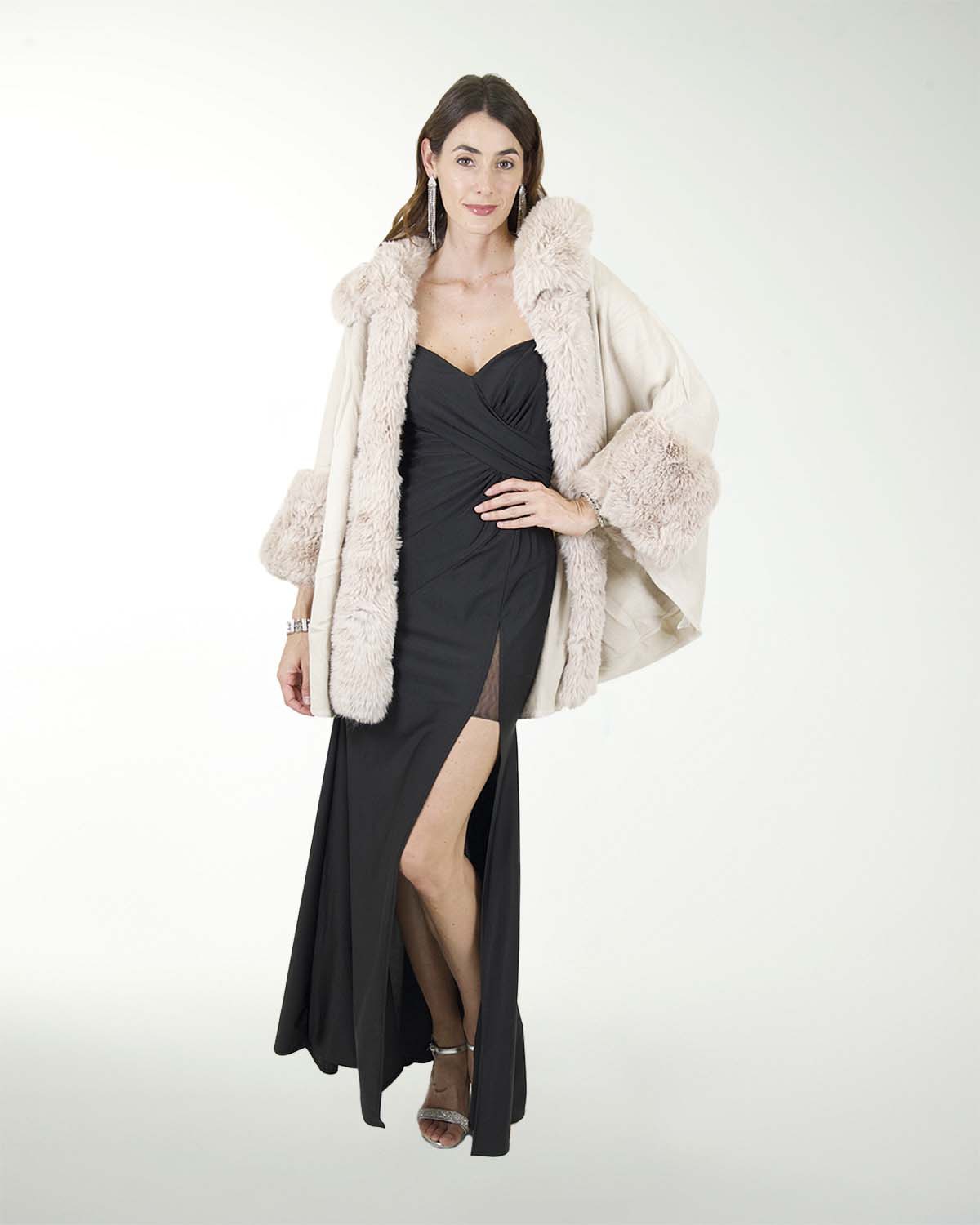 CAPA CON PELO EN CUELLO Y MANO