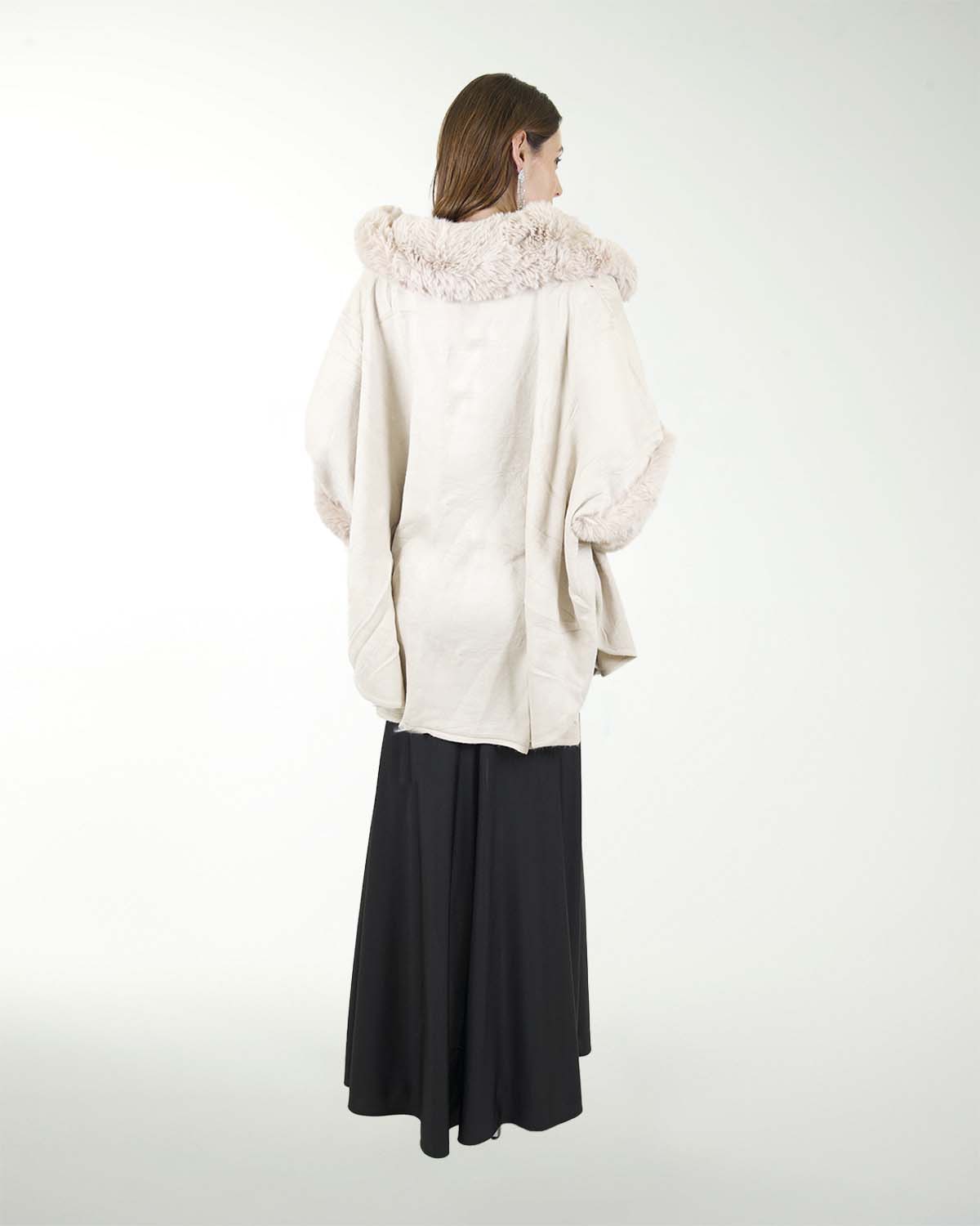 CAPA CON PELO EN CUELLO Y MANO