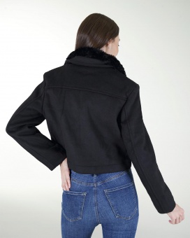 CHAQUETA CORTA CON PELO SINTETICO