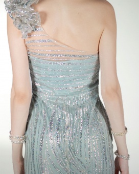 VESTIDO CL DE UN HOMBRO CON ADORNO