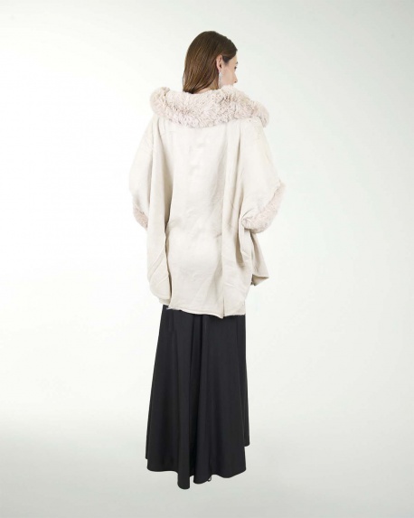 CAPA CON PELO EN CUELLO Y MANO