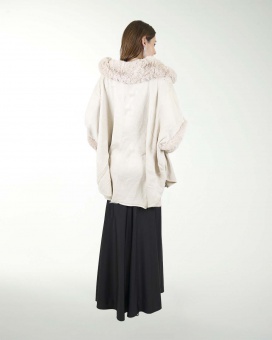 CAPA CON PELO EN CUELLO Y MANO