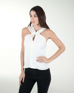 BLUSA HALTER CON NUDO EN  ESCOTE