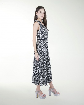 VESTIDO DA  CON MOÃOS EN HOMBROS