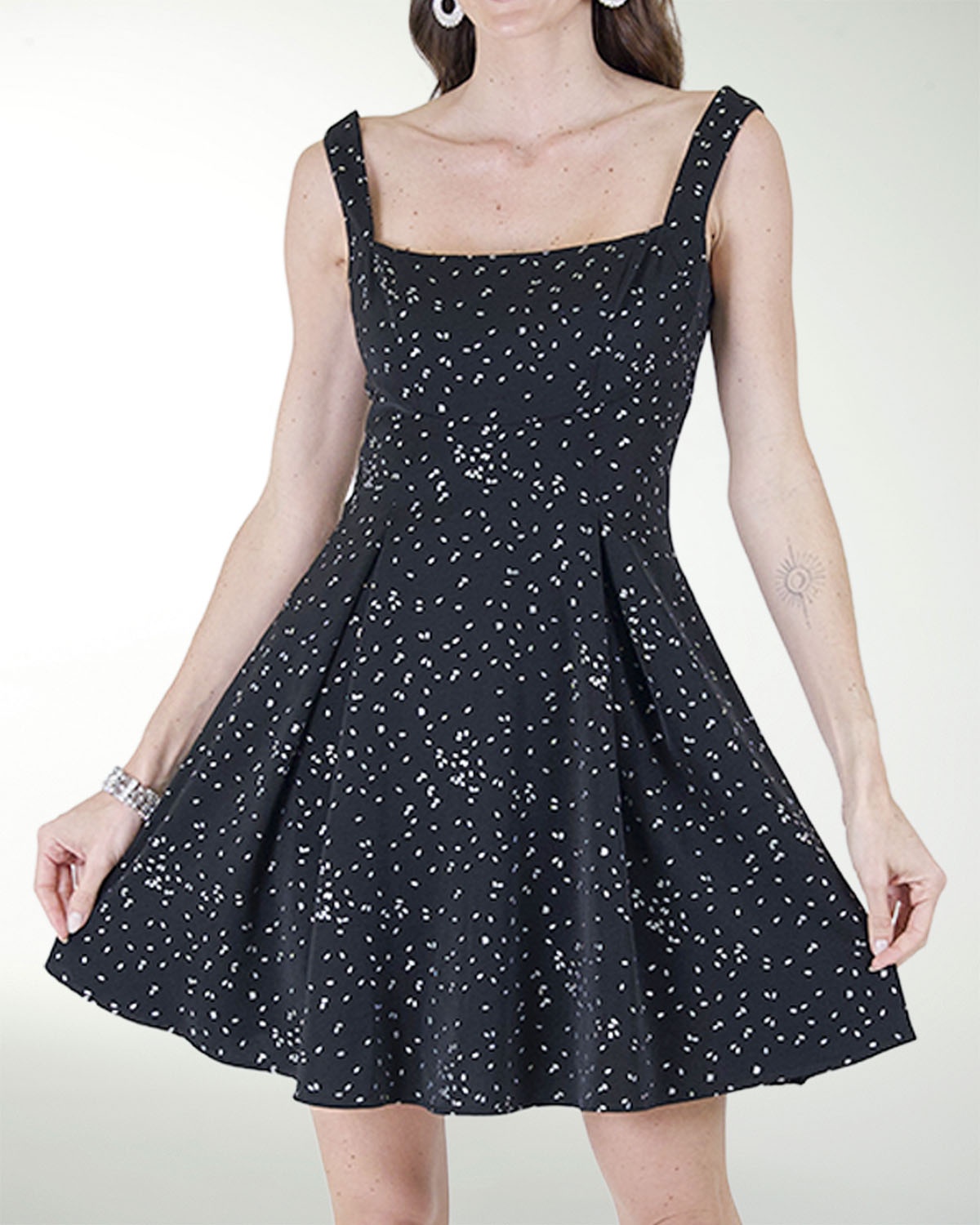 VESTIDO DA  CIRCULAR ESCOTE CUADRADO