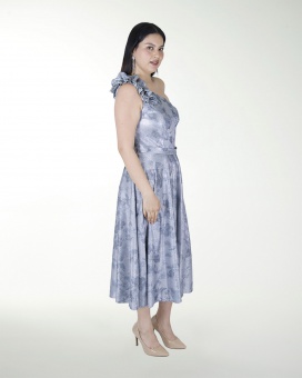 VESTIDO TE DE UN HOMBRO CON ADORNO