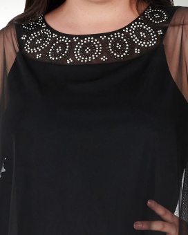 VESTIDO TE LICRA CON ESCOTE TIPO OJAL Y CAPA CON APLICACION