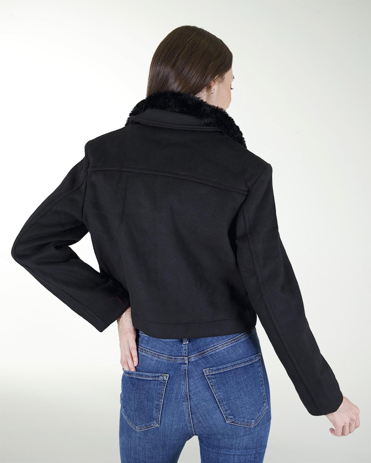 CHAQUETA CORTA CON PELO SINTETICO