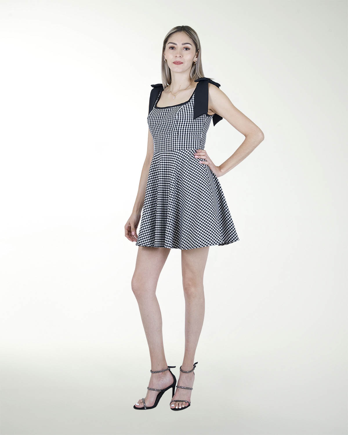 VESTIDO DA ESCOTE CUADRADO CON MOÃOS