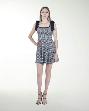 VESTIDO DA ESCOTE CUADRADO CON MOÃOS