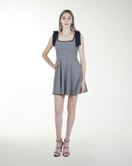 VESTIDO DA ESCOTE CUADRADO CON MOÃOS