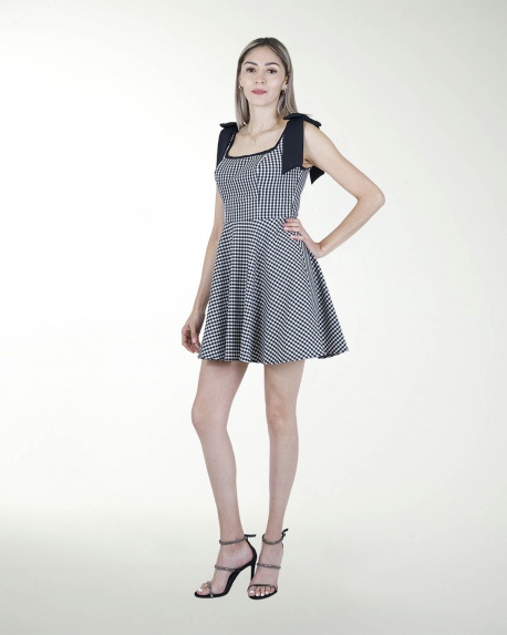 VESTIDO DA ESCOTE CUADRADO CON MOÃOS