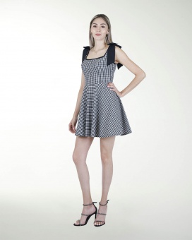 VESTIDO DA ESCOTE CUADRADO CON MOÃOS