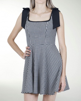 VESTIDO DA ESCOTE CUADRADO CON MOÃOS