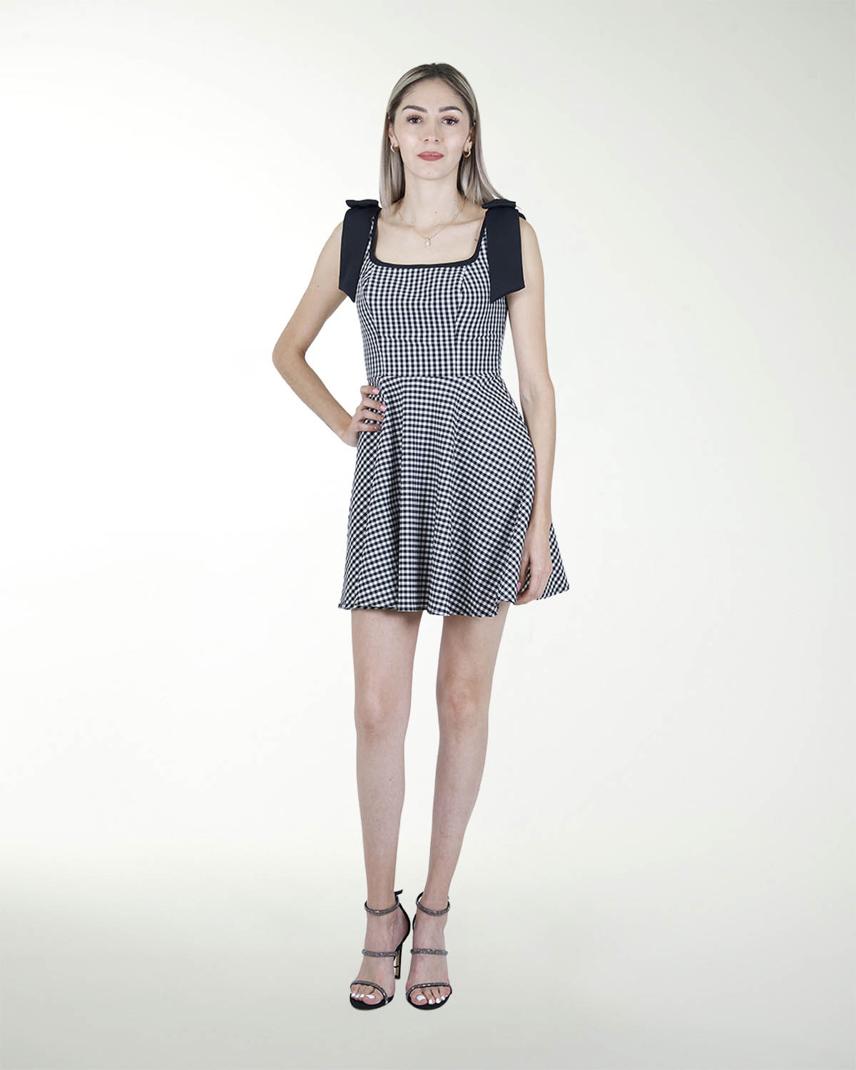 VESTIDO DA ESCOTE CUADRADO CON MOÃOS