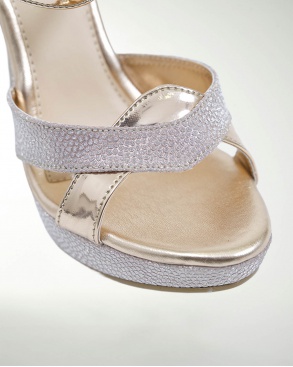 ZAPATO DE FIESTA CON DESTELLOS DE BRILLO