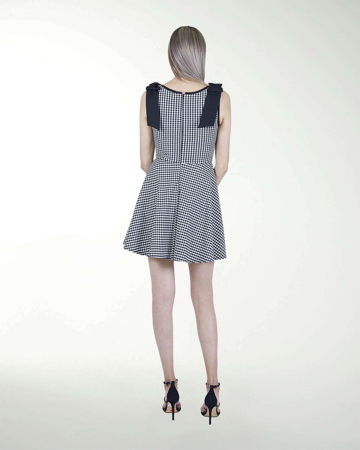 VESTIDO DA ESCOTE CUADRADO CON MOÃOS