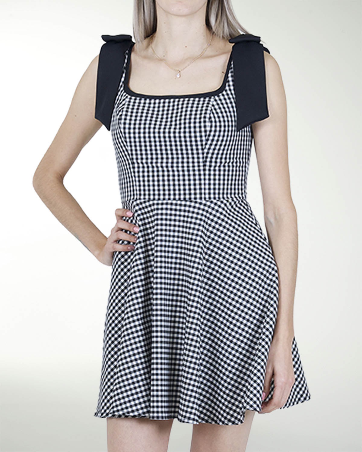 VESTIDO DA ESCOTE CUADRADO CON MOÃOS