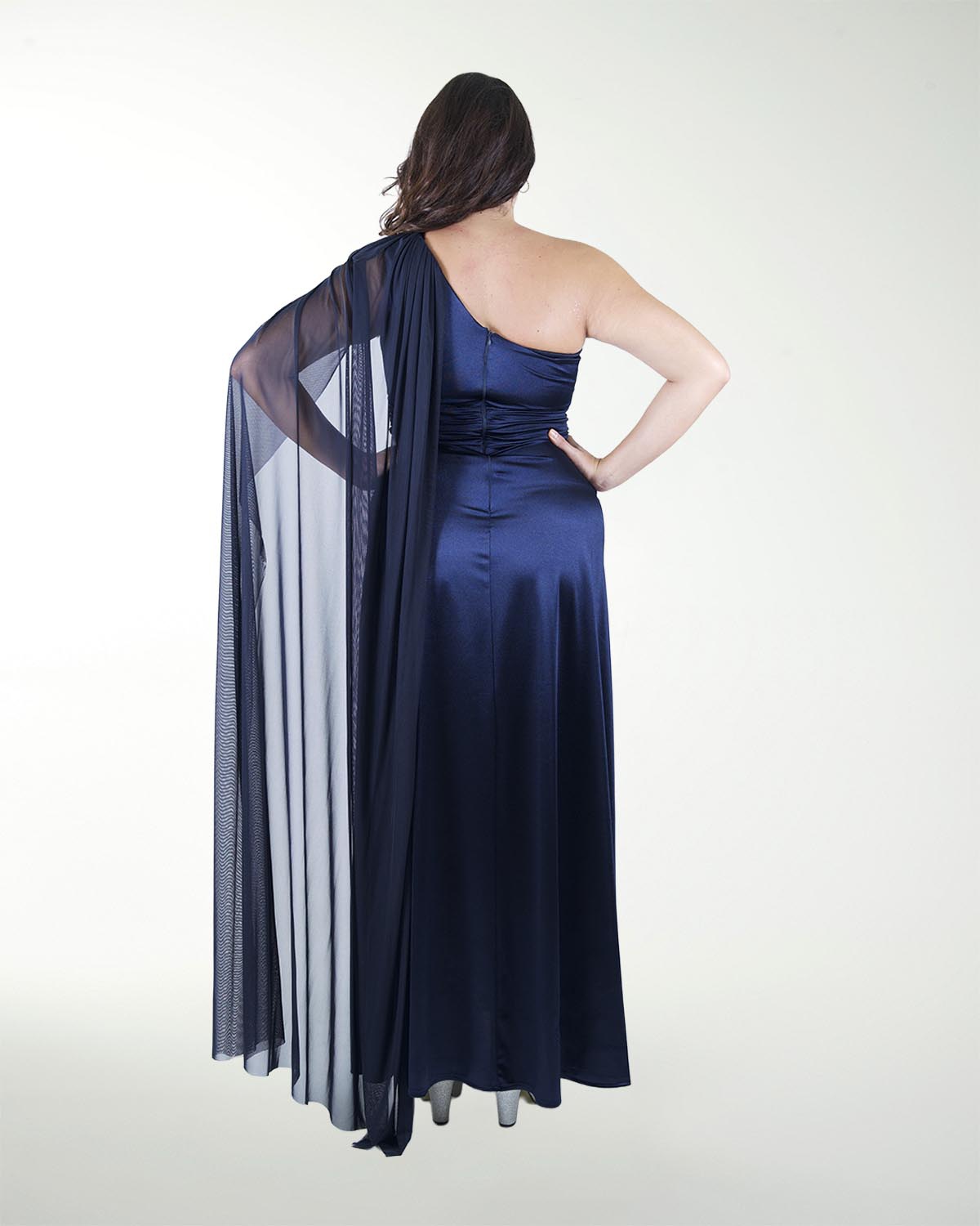 VESTIDO TE DE UN HOMBRO CON CAPA