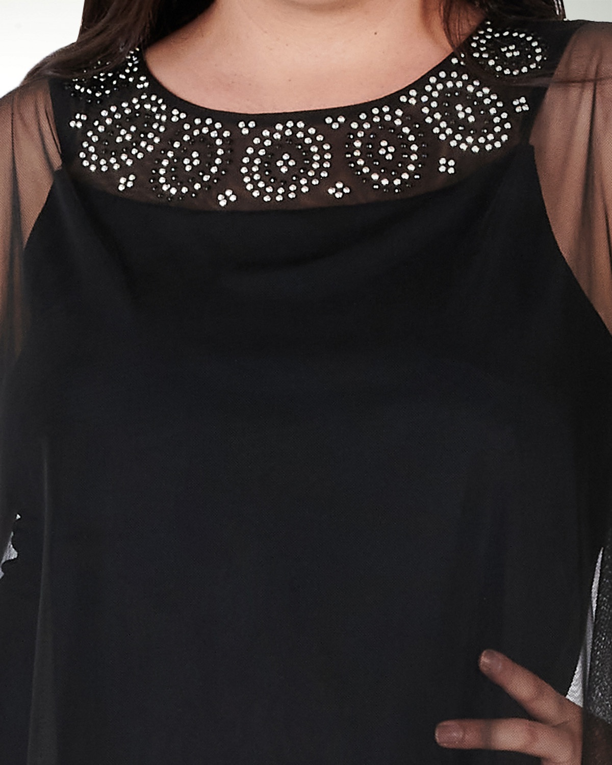 VESTIDO TE LICRA CON ESCOTE TIPO OJAL Y CAPA CON APLICACION