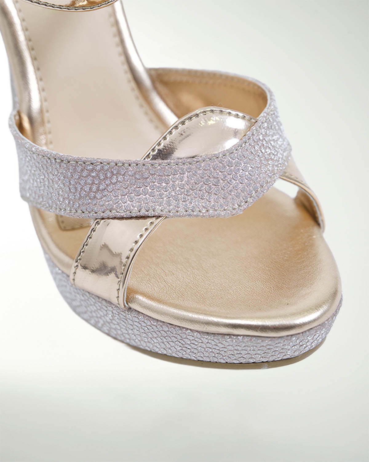 ZAPATO DE FIESTA CON DESTELLOS DE BRILLO